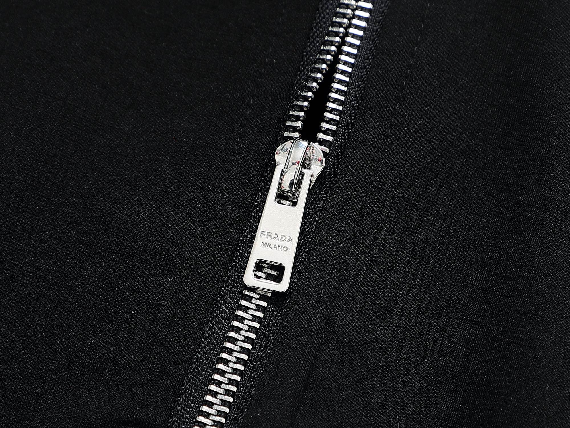 Prada Total Black con Cappuccio | DropLoot™